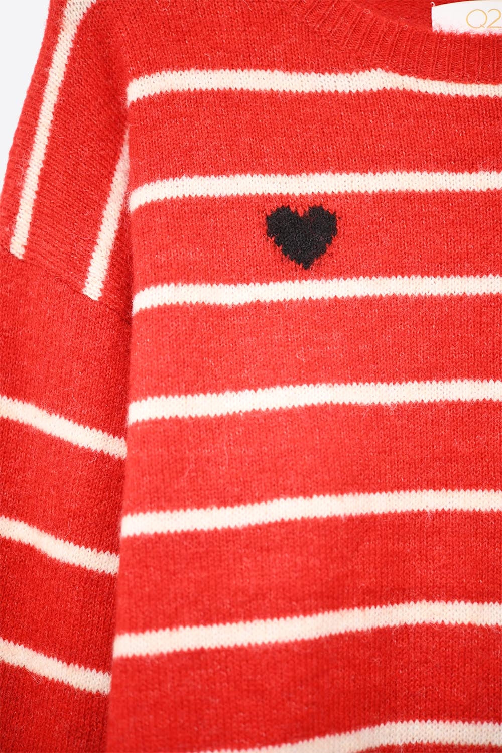 Maglione nero con dettaglio cuore rosso e strisce bianche.