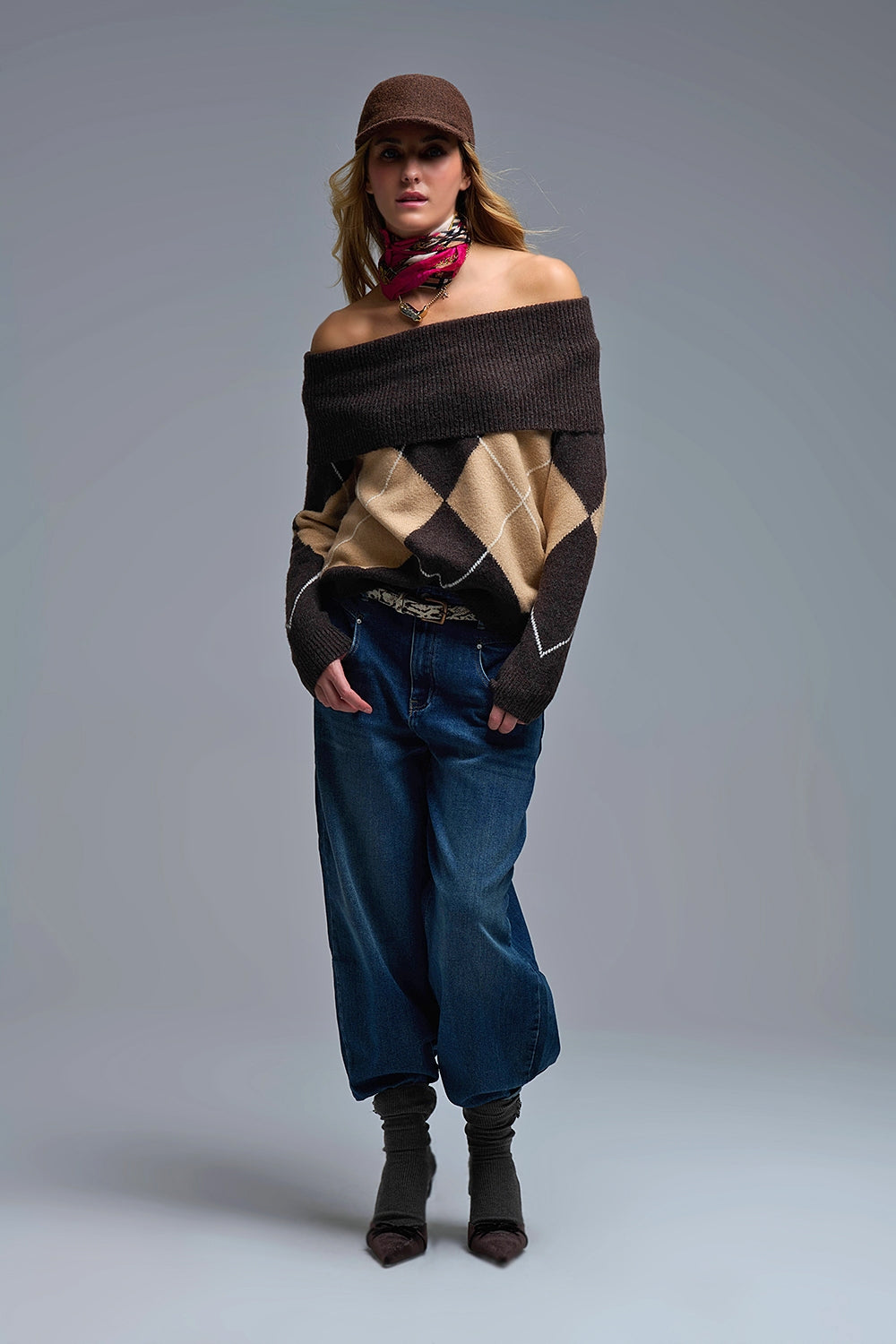 Accogliente maglione marrone con motivo a diamante sulle spalle