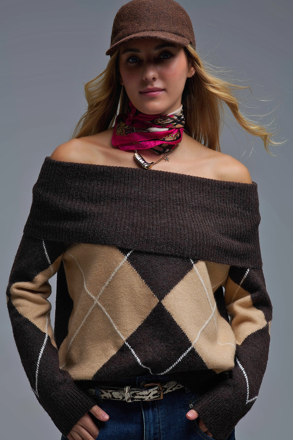 Accogliente maglione marrone con motivo a diamante sulle spalle