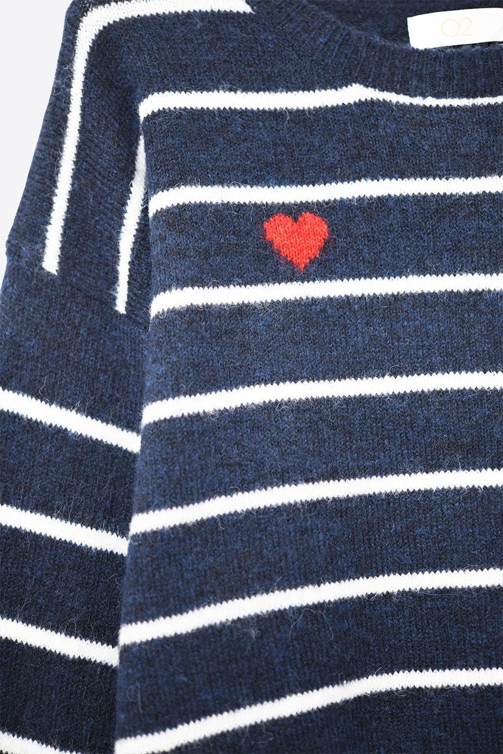Maglione nero con dettaglio cuore rosso e strisce bianche.